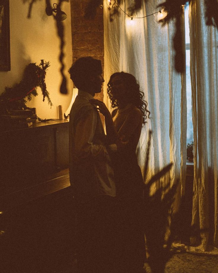Tôi xem ''Sex Life'' lúc 2h sáng, nhiều cảnh bóc trần nỗi cô đơn tê dại của những bà mẹ trong chăn ấm nệm êm- Ảnh 2. Tôi xem ''Sex Life'' lúc 2h sáng, nhiều cảnh bóc trần nỗi cô đơn tê dại của những bà mẹ trong chăn ấm nệm êm- Ảnh 2.
