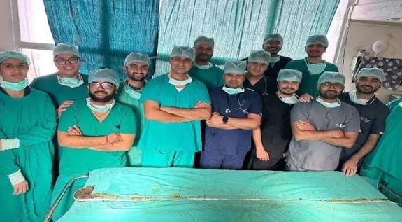 Bé gái 14 tuổi đau bụng, nôn mửa suốt 1 tháng, khi phẫu thuật bác sĩ lấy ra thứ không ngờ- Ảnh 1. Bé gái 14 tuổi đau bụng, nôn mửa suốt 1 tháng, khi phẫu thuật bác sĩ lấy ra thứ không ngờ- Ảnh 1.