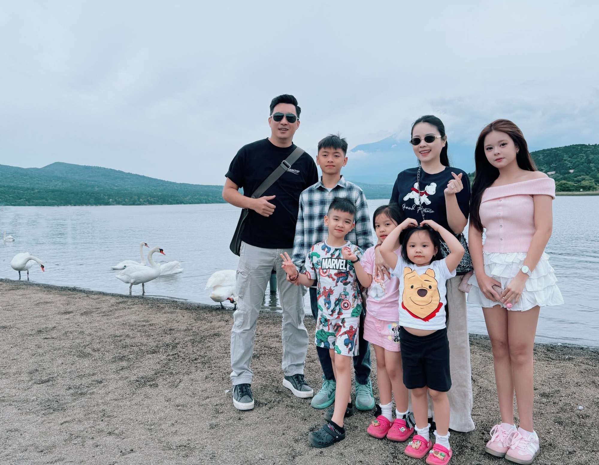 Cho con nghỉ hè theo phong cách đại gia: Hằng Túi đưa cả 5 con đi Nhật, có chồng thứ ba hộ tống đi khắp nơi- Ảnh 1. Cho con nghỉ hè theo phong cách đại gia: Hằng Túi đưa cả 5 con đi Nhật, có chồng thứ ba hộ tống đi khắp nơi- Ảnh 1.