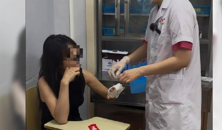 Bị gãy ngón tay do kẹp cửa mà không biết chỉ vì sơn móng quá dày - Ảnh 1. Bị gãy ngón tay do kẹp cửa mà không biết chỉ vì sơn móng quá dày - Ảnh 1.
