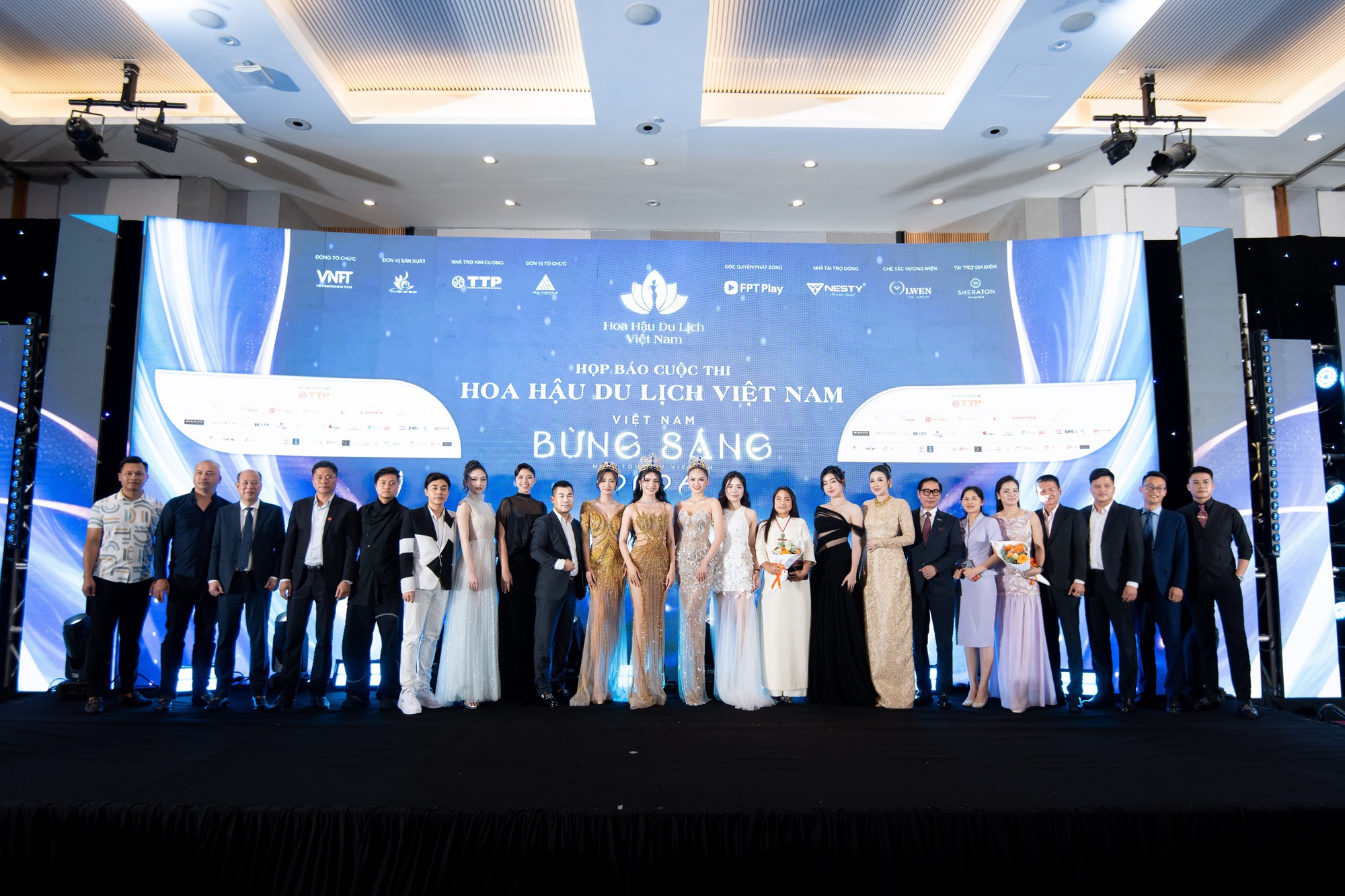 Jennifer Phạm trẻ trung rạng rỡ tại họp báo Hoa hậu Du lịch Việt Nam 2026, hội ngộ dàn giám khảo quyền lực- Ảnh 8. Jennifer Phạm trẻ trung rạng rỡ tại họp báo Hoa hậu Du lịch Việt Nam 2026, hội ngộ dàn giám khảo quyền lực- Ảnh 8.