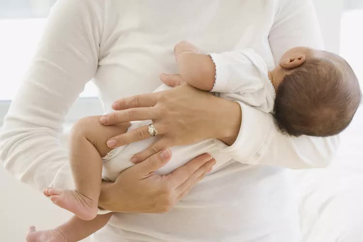 Con cứ quấy khóc, nôn trớ sau khi bú, hóa ra nguyên nhân là do Con cứ quấy khóc, nôn trớ sau khi bú, hóa ra nguyên nhân là do