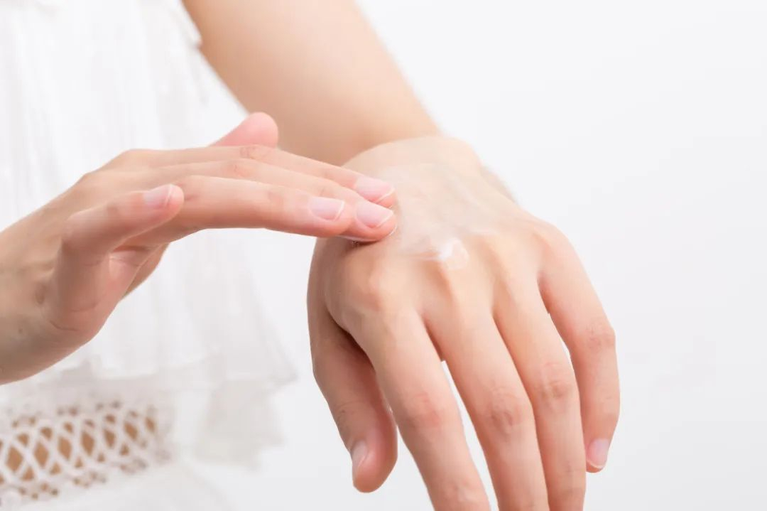 Nhìn vào mu bàn tay có thể biết được tuổi thọ của một người: Những người sống lâu thường có các biểu hiện này trên bàn tay- Ảnh 2. Nhìn vào mu bàn tay có thể biết được tuổi thọ của một người: Những người sống lâu thường có các biểu hiện này trên bàn tay- Ảnh 2.