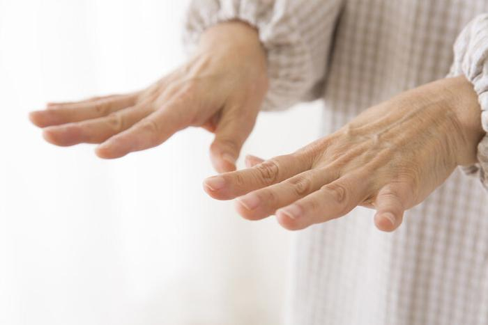 Nhìn vào mu bàn tay có thể biết được tuổi thọ của một người: Những người sống lâu thường có các biểu hiện này trên bàn tay- Ảnh 4. Nhìn vào mu bàn tay có thể biết được tuổi thọ của một người: Những người sống lâu thường có các biểu hiện này trên bàn tay- Ảnh 4.