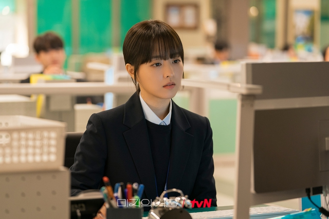 Our Unwritten Seoul: Nếu bạn đang gượng cười nơi văn phòng và bật khóc khi về nhà, thì đây là bộ phim dành cho bạn - Ảnh 2. Our Unwritten Seoul: Nếu bạn đang gượng cười nơi văn phòng và bật khóc khi về nhà, thì đây là bộ phim dành cho bạn - Ảnh 2.
