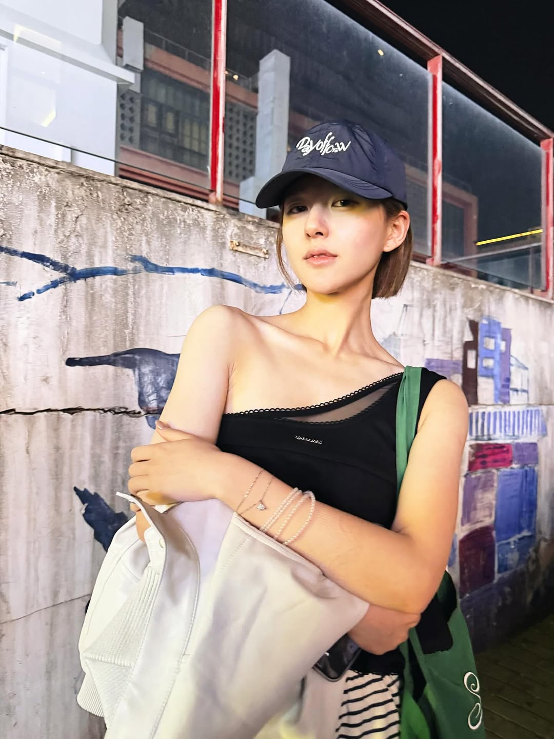 Triệu Lộ Tư cắt phăng mái tóc dài: Visual thăng hạng thấy rõ, style ngày càng lên hương- Ảnh 13. Triệu Lộ Tư cắt phăng mái tóc dài: Visual thăng hạng thấy rõ, style ngày càng lên hương- Ảnh 13.