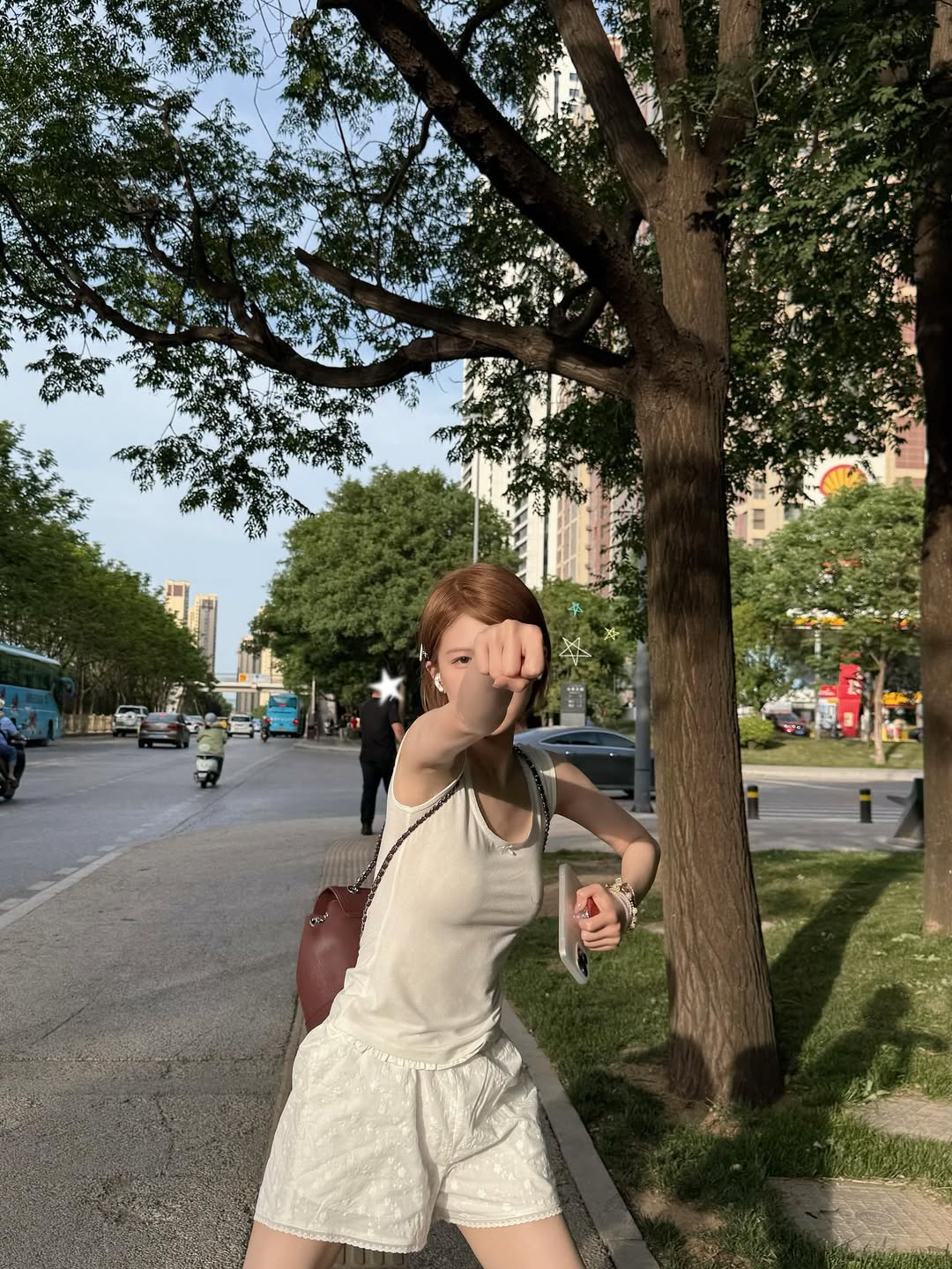 Triệu Lộ Tư cắt phăng mái tóc dài: Visual thăng hạng thấy rõ, style ngày càng lên hương- Ảnh 3. Triệu Lộ Tư cắt phăng mái tóc dài: Visual thăng hạng thấy rõ, style ngày càng lên hương- Ảnh 3.