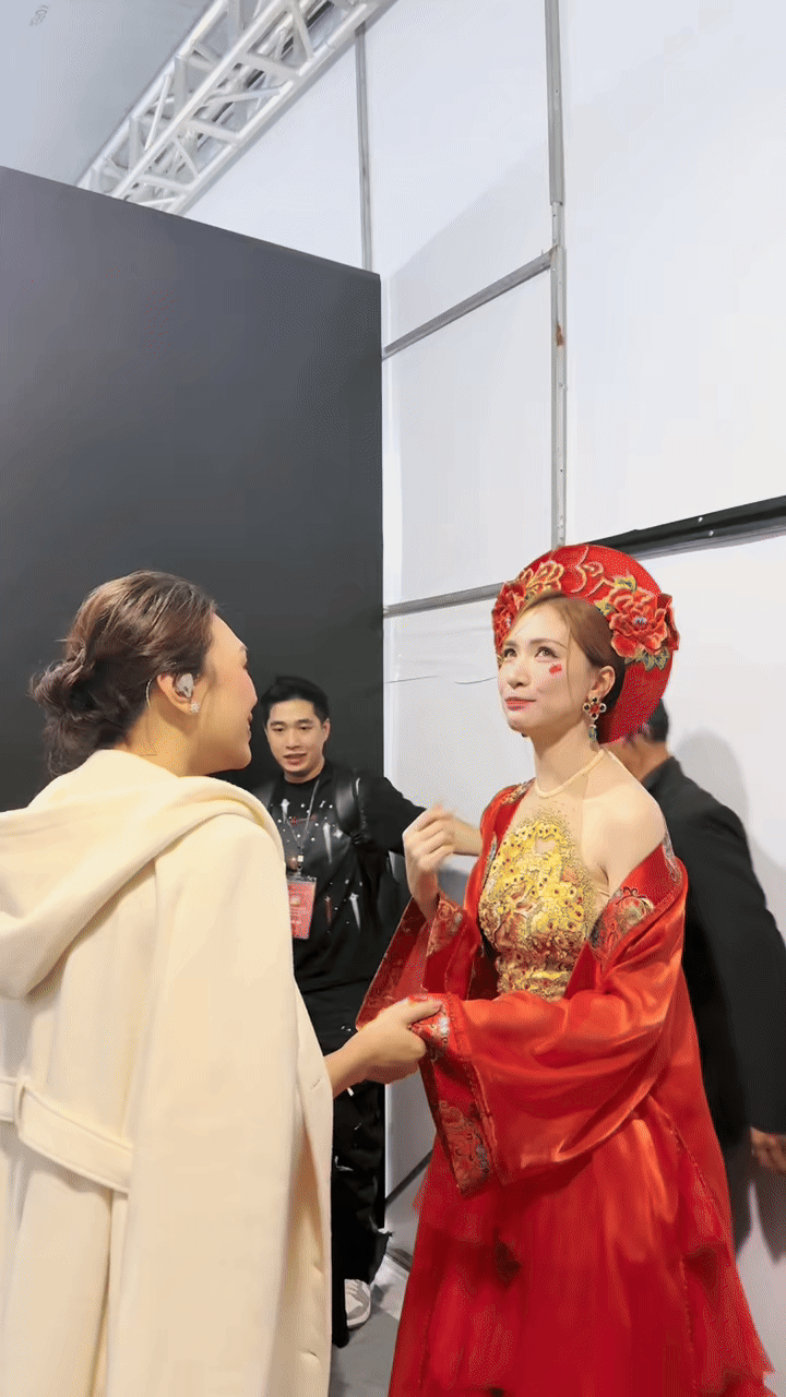 Mỹ Tâm chúc mừng Bắc Bling đạt 200 triệu view, cầm tay ôm Hòa Minzy thắm thiết- Ảnh 1. Mỹ Tâm chúc mừng Bắc Bling đạt 200 triệu view, cầm tay ôm Hòa Minzy thắm thiết- Ảnh 1.