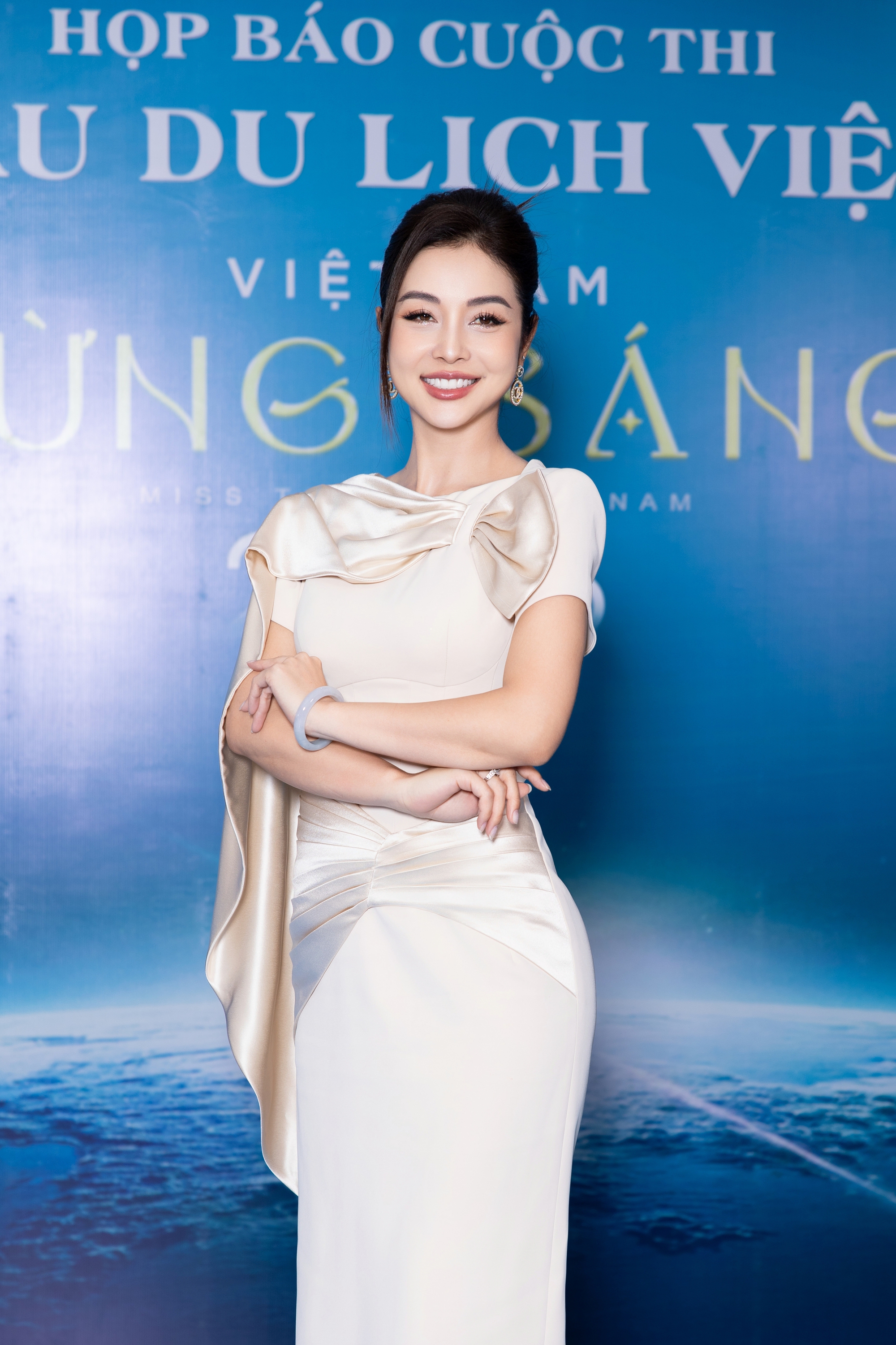 Jennifer Phạm trẻ trung rạng rỡ tại họp báo Hoa hậu Du lịch Việt Nam 2026, hội ngộ dàn giám khảo quyền lực- Ảnh 1. Jennifer Phạm trẻ trung rạng rỡ tại họp báo Hoa hậu Du lịch Việt Nam 2026, hội ngộ dàn giám khảo quyền lực- Ảnh 1.