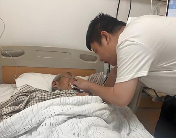 Được người đàn ông không cùng huyết thống nuôi lớn, tới khi trưởng thành, tôi mới hiểu rõ sự thật- Ảnh 1. Được người đàn ông không cùng huyết thống nuôi lớn, tới khi trưởng thành, tôi mới hiểu rõ sự thật- Ảnh 1.