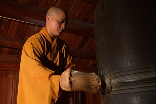 Không khí đặc biệt của buổi sáng ngày 1/7 sau khi tiếng chuông ngân vang tại hơn 18.000 ngôi chùa trên cả nước - Ảnh 2. Không khí đặc biệt của buổi sáng ngày 1/7 sau khi tiếng chuông ngân vang tại hơn 18.000 ngôi chùa trên cả nước - Ảnh 2.