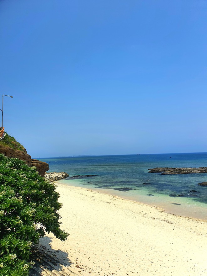 Nơi là tàn tích của núi lửa, có biển hoang sơ, du khách nhận xét: &quot;Đẹp như thiên đường, phải đi vài lần!&quot; - Ảnh 3.