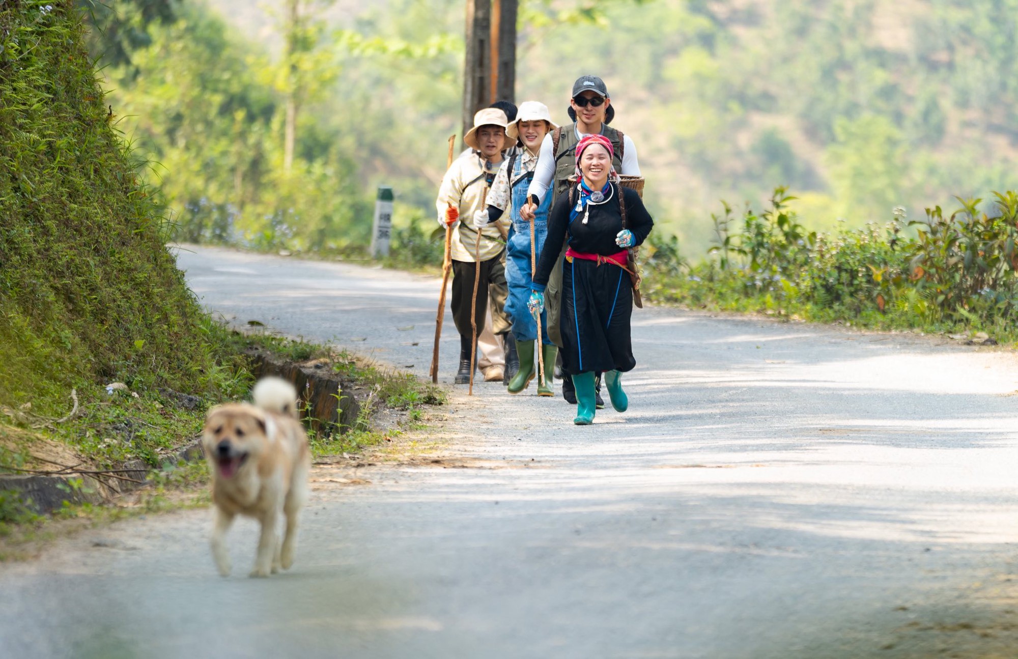 Vì sao "chị đẹp" dân tộc Tày lại trở thành hiện tượng sau Gia đình Haha: Phụ nữ phi thường dưới vẻ ngoài bình thường là đây!- Ảnh 1.