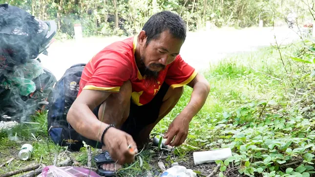 Chú ngỗng cực khôn cùng chủ đi bộ xuyên Việt, được trả ngàn đô cũng không bán - Ảnh 2.