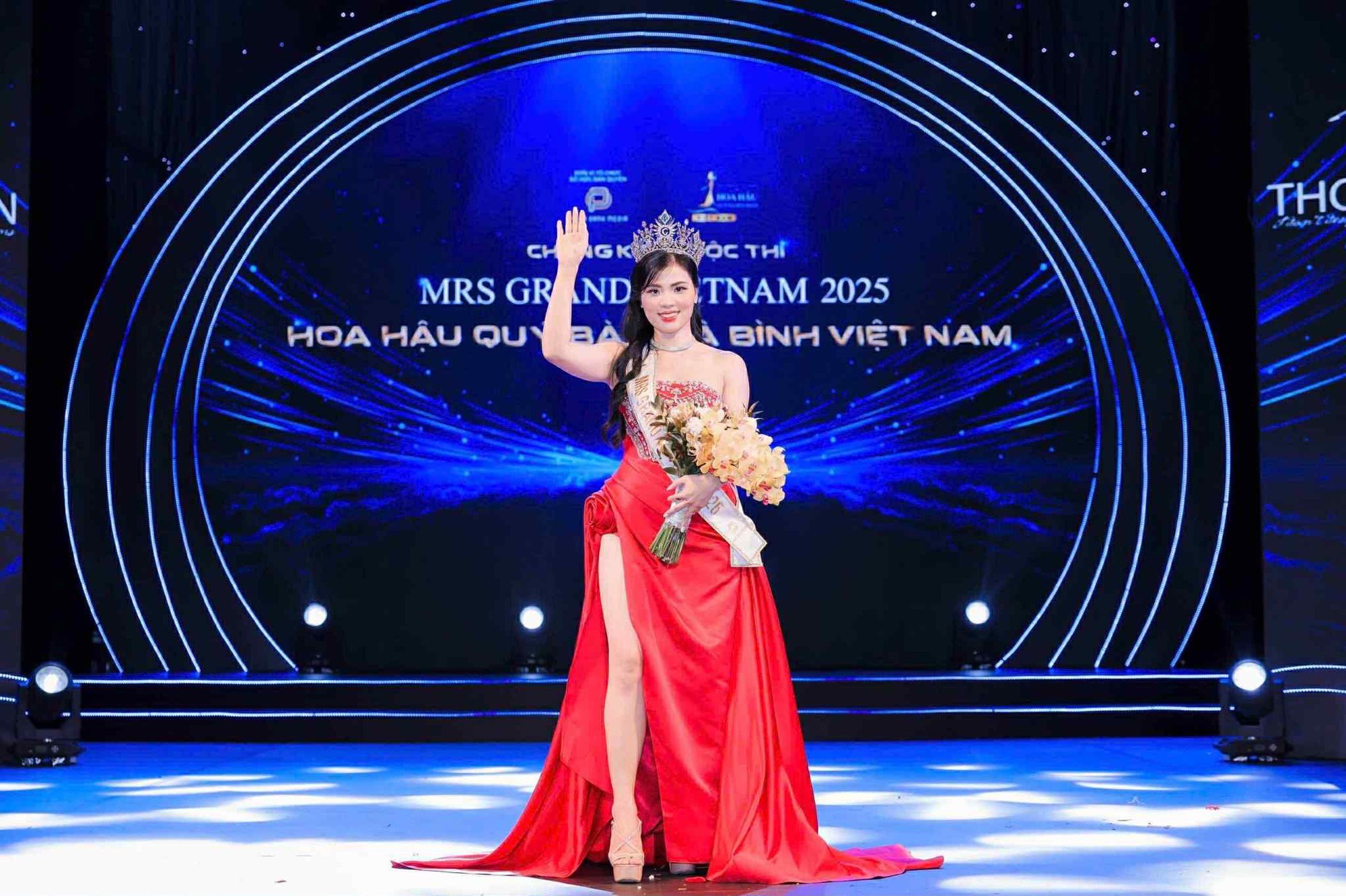 Lộ diện người đẹp đăng quang Hoa hậu Mrs Grand Vietnam 2025 - Ảnh 2.