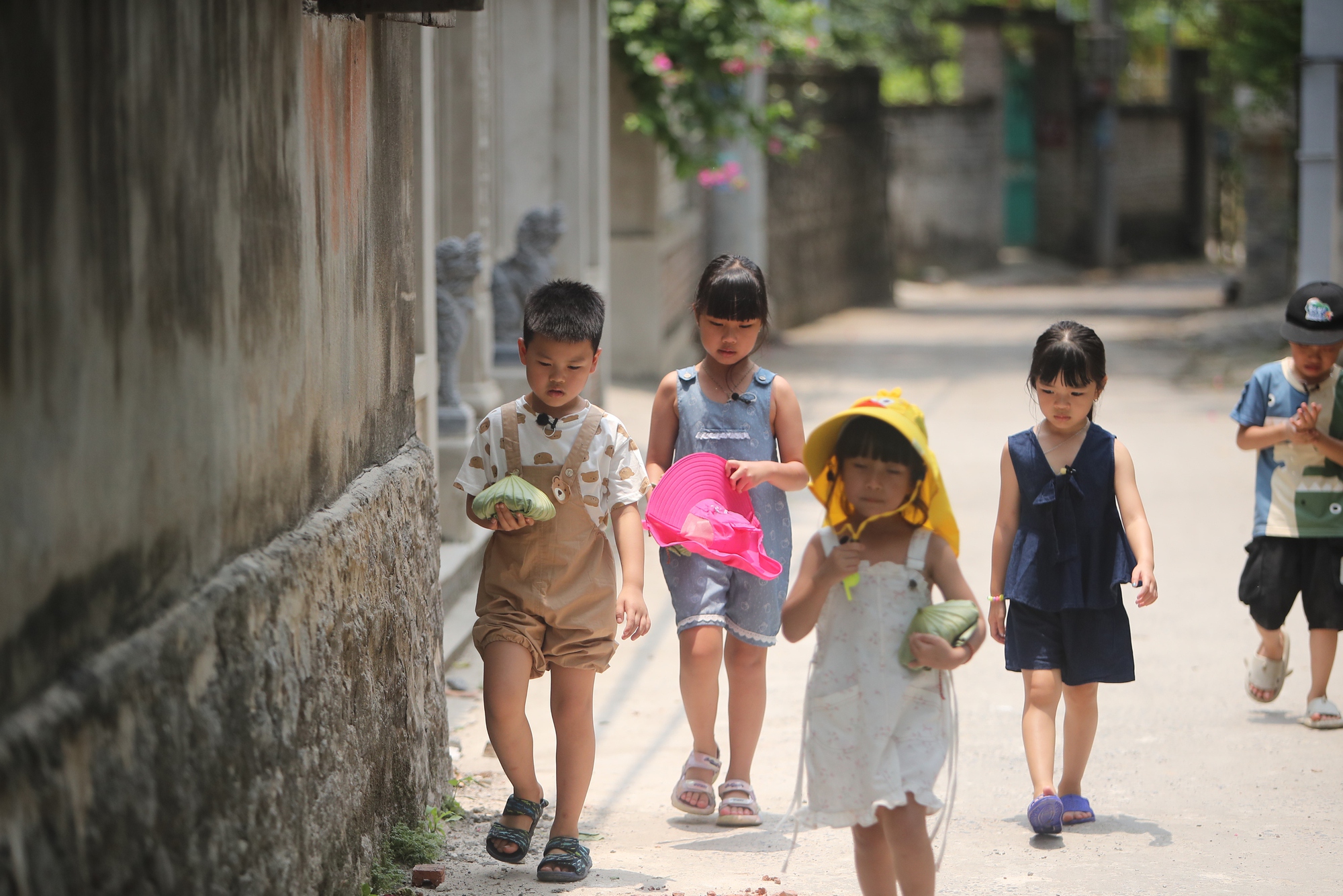 cac-con-tren-duong-di-thuc-hien-thu-thach-di-doi-xoi-lay-do-trang-mieng-17513408435631931474237-1751343672581-17513436731431119976945.jpg