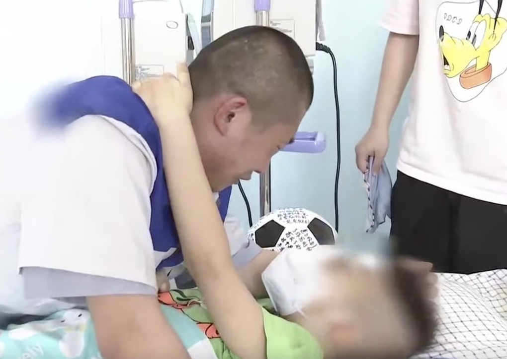 Bị phạt tù vì ăn cắp tiền điều trị ung thư cho con, người cha khóc ngất nghe tin con trai qua đời khi vẫn ngồi trong song sắt - Ảnh 2.