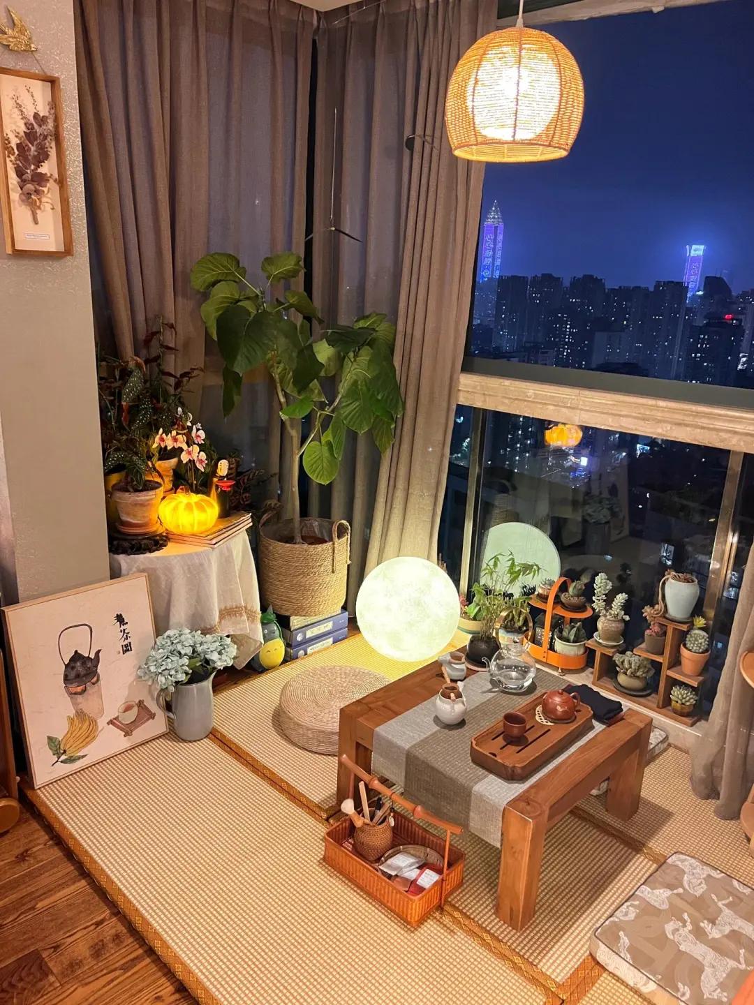 Ban công chỉ 4m² được cải tạo thành phòng trà tuyệt đẹp: Góc nhỏ khiến ai cũng mơ về một cuộc sống nhẹ nhàng, thư thái - Ảnh 2.