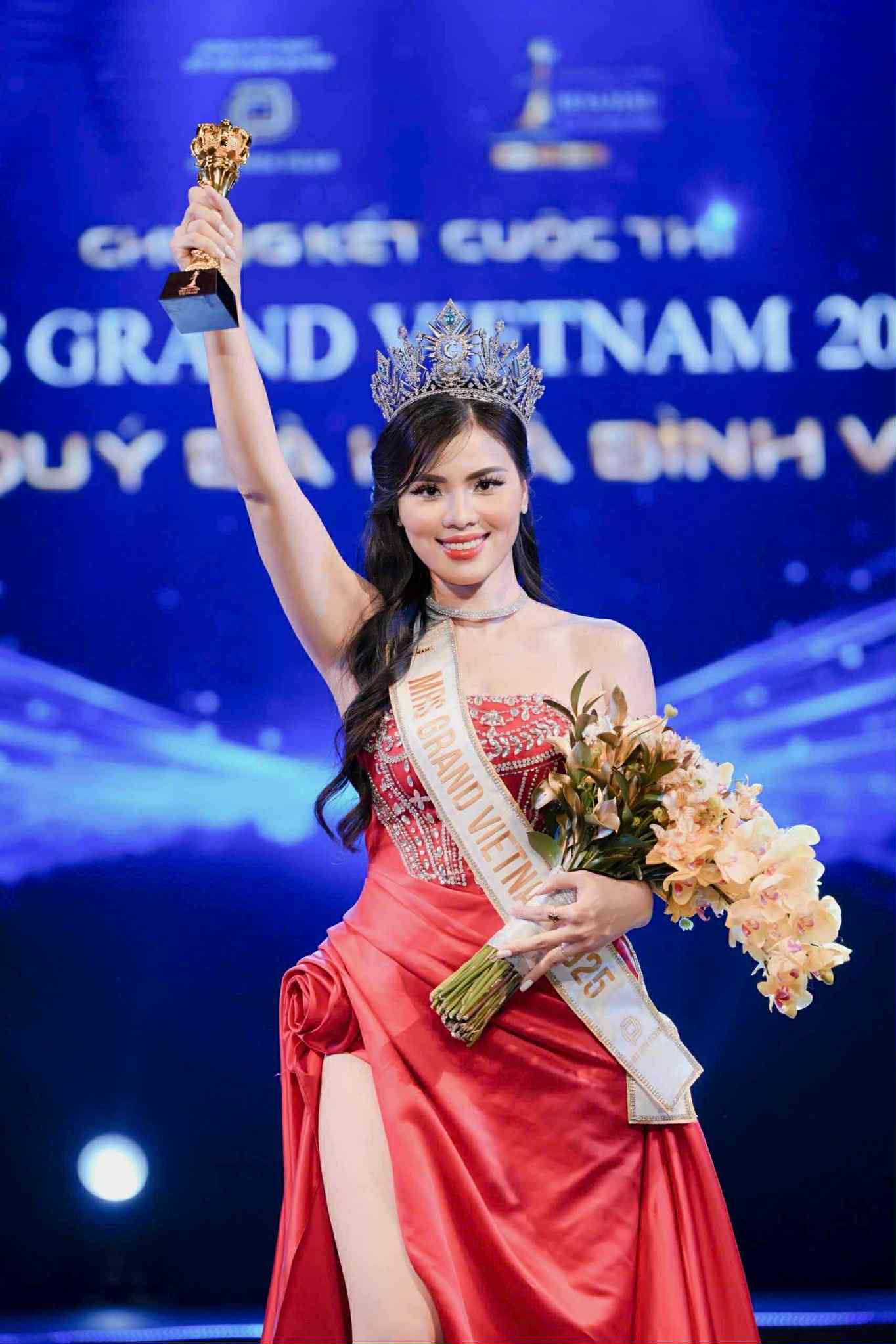 Lộ diện người đẹp đăng quang Hoa hậu Mrs Grand Vietnam 2025 - Ảnh 1.