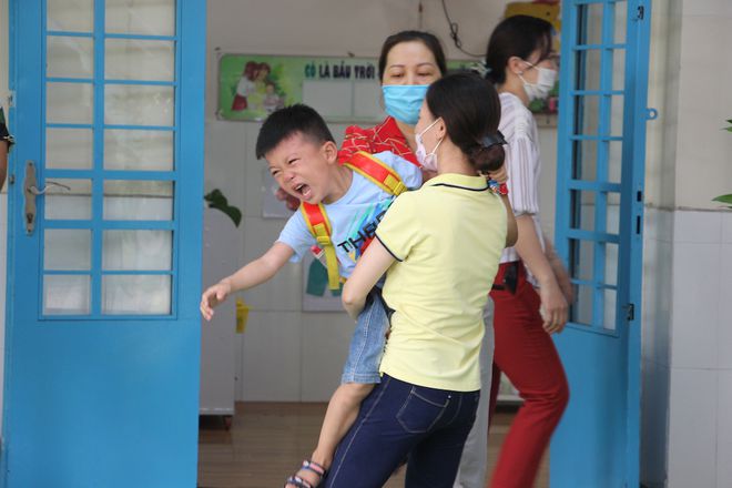 Không cần &quot;soi&quot; camera thường xuyên, chỉ cần hỏi trẻ 7 câu này để xác định con có đang được AN TOÀN hay không - Ảnh 1.