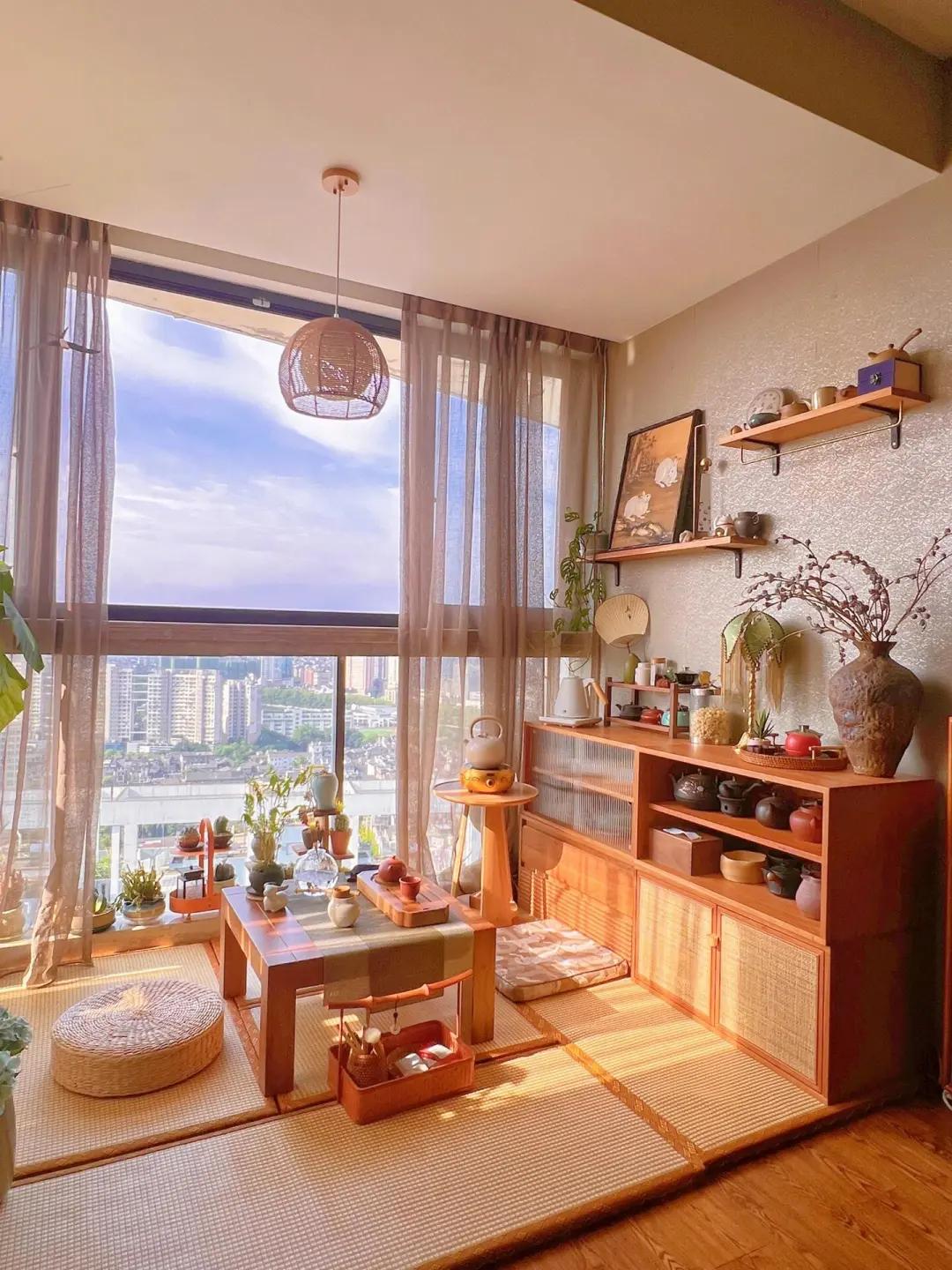 Ban công chỉ 4m² được cải tạo thành phòng trà tuyệt đẹp: Góc nhỏ khiến ai cũng mơ về một cuộc sống nhẹ nhàng, thư thái - Ảnh 1.