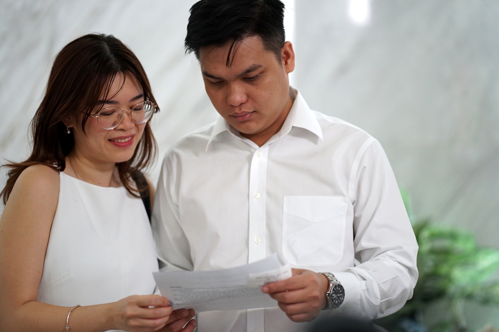 Những hình ảnh đầu tiên trên cả nước trong ngày lịch sử: Cặp đôi háo hức đăng ký kết hôn, pano chào mừng ngập tràn phố phường - Ảnh 25.