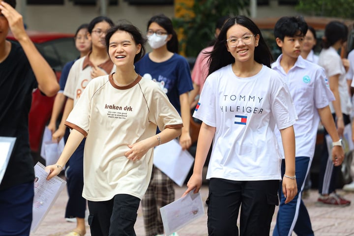 Chưa tới 1 điểm/môn đã đỗ vào lớp 10 công lập 2025 - Ảnh 1. Chưa tới 1 điểm/môn đã đỗ vào lớp 10 công lập 2025 - Ảnh 1.