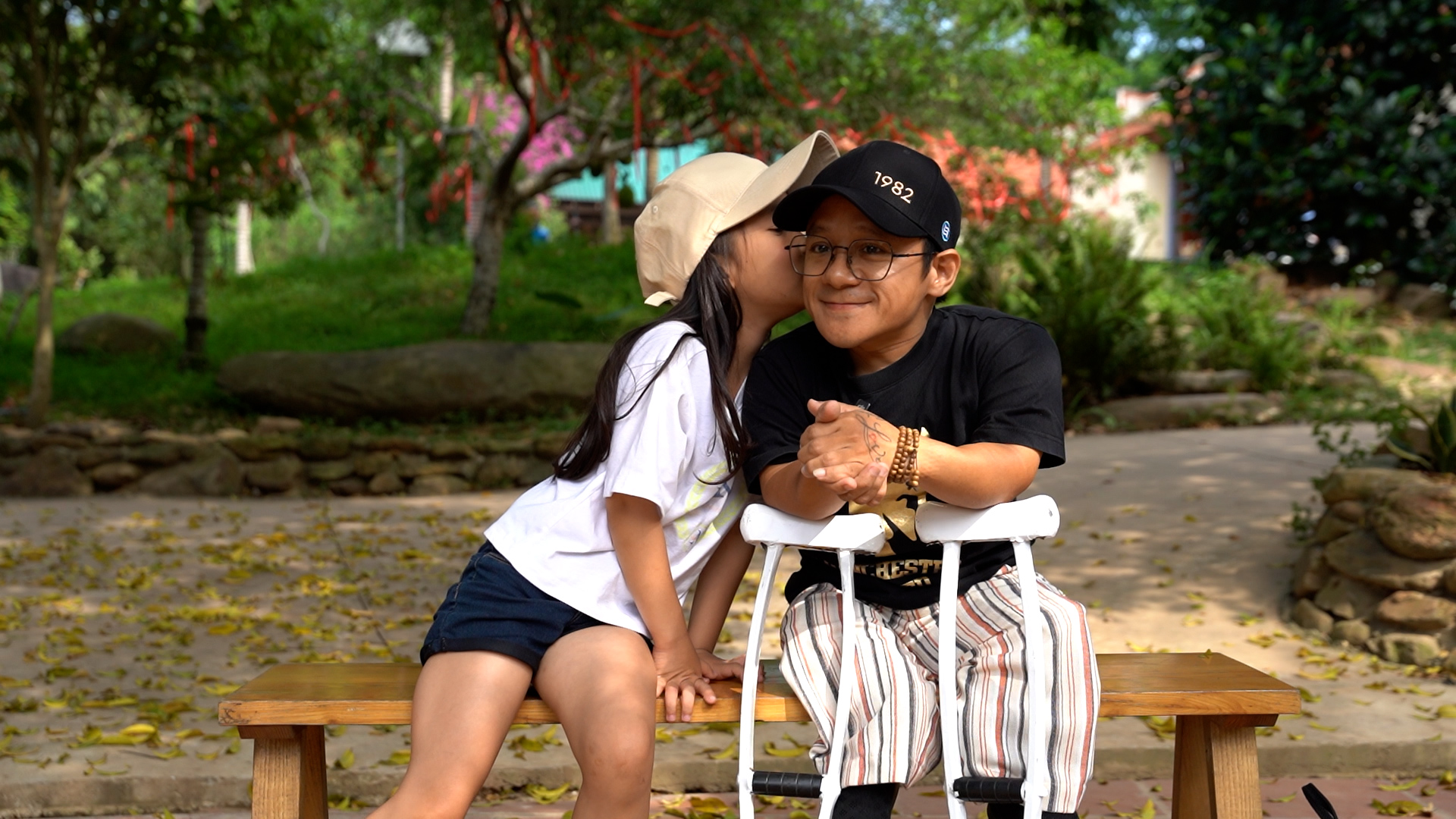 Diễn giả Sơn Lâm và con gái nhỏ gây xúc động trong Diễn giả Sơn Lâm và con gái nhỏ gây xúc động trong