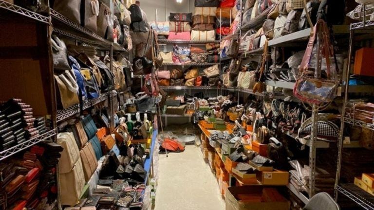 Đột kích kho hàng chứa toàn Louis Vuitton, Gucci, Chanel... &quot;fake&quot; chất thành đống, cảnh sát phanh phui vụ án hàng giả trị giá tới 26.000 tỷ đồng - Ảnh 2.