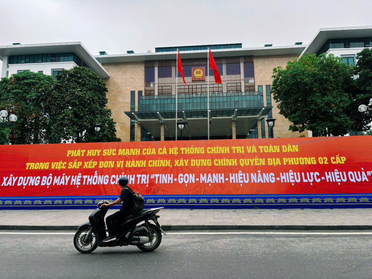 Những hình ảnh đầu tiên trên cả nước trong ngày lịch sử: Cặp đôi háo hức đăng ký kết hôn, pano chào mừng ngập tràn phố phường - Ảnh 1.