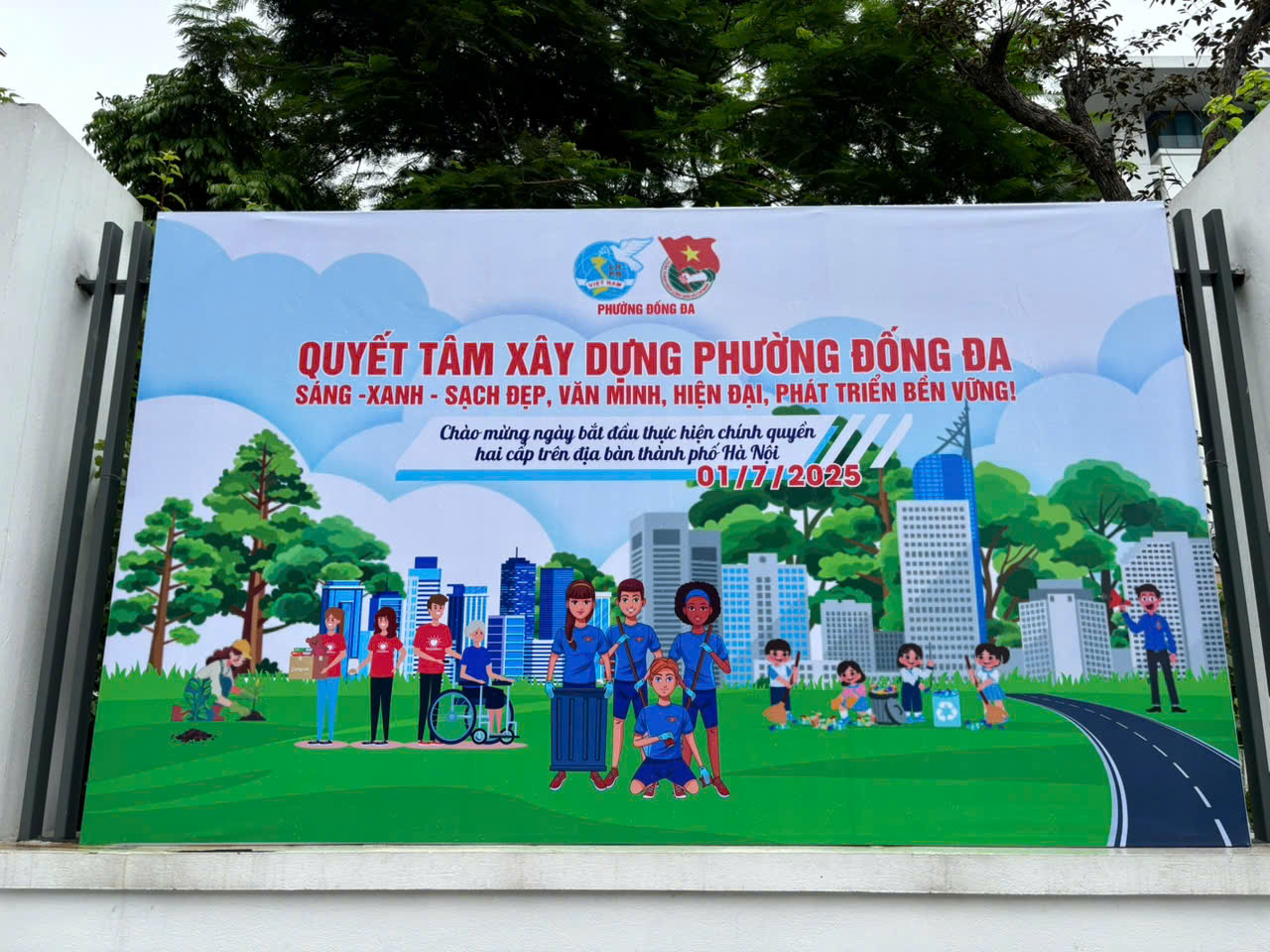 Những hình ảnh đầu tiên trên cả nước trong ngày lịch sử: Cặp đôi háo hức đăng ký kết hôn, pano chào mừng ngập tràn phố phường - Ảnh 2.