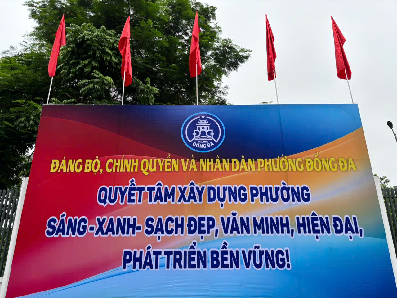 Những hình ảnh đầu tiên trên cả nước trong ngày lịch sử: Cặp đôi háo hức đăng ký kết hôn, pano chào mừng ngập tràn phố phường - Ảnh 4.