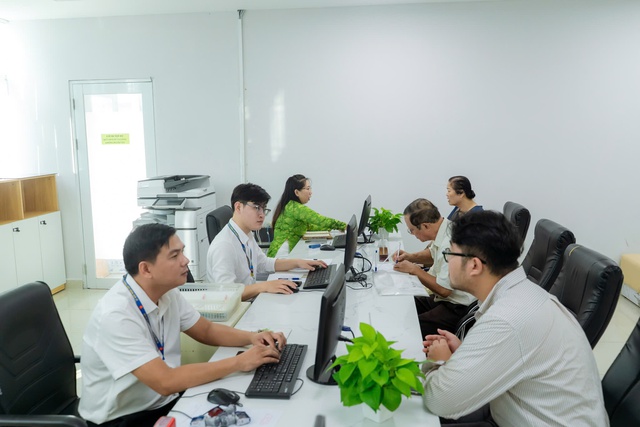 Những hình ảnh đầu tiên trên cả nước trong ngày lịch sử: Cặp đôi háo hức đăng ký kết hôn, pano chào mừng ngập tràn phố phường - Ảnh 17.