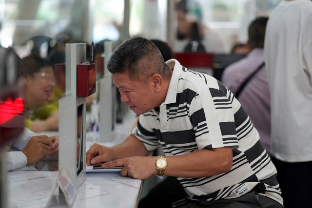Những hình ảnh đầu tiên trên cả nước trong ngày lịch sử: Cặp đôi háo hức đăng ký kết hôn, pano chào mừng ngập tràn phố phường - Ảnh 20.