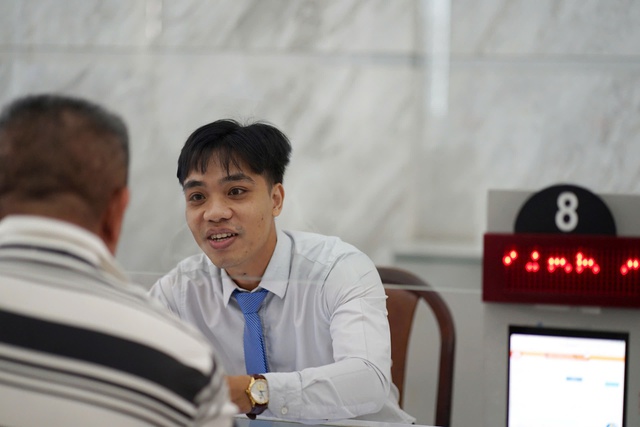 Những hình ảnh đầu tiên trên cả nước trong ngày lịch sử: Cặp đôi háo hức đăng ký kết hôn, pano chào mừng ngập tràn phố phường - Ảnh 23.