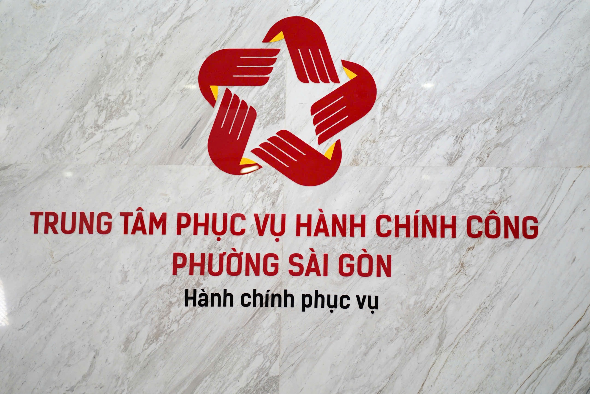 Những hình ảnh đầu tiên trên cả nước trong ngày lịch sử: Cặp đôi háo hức đăng ký kết hôn, pano chào mừng ngập tràn phố phường - Ảnh 13.