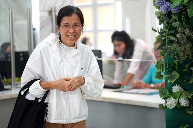 Những hình ảnh đầu tiên trên cả nước trong ngày lịch sử: Cặp đôi háo hức đăng ký kết hôn, pano chào mừng ngập tràn phố phường - Ảnh 21.