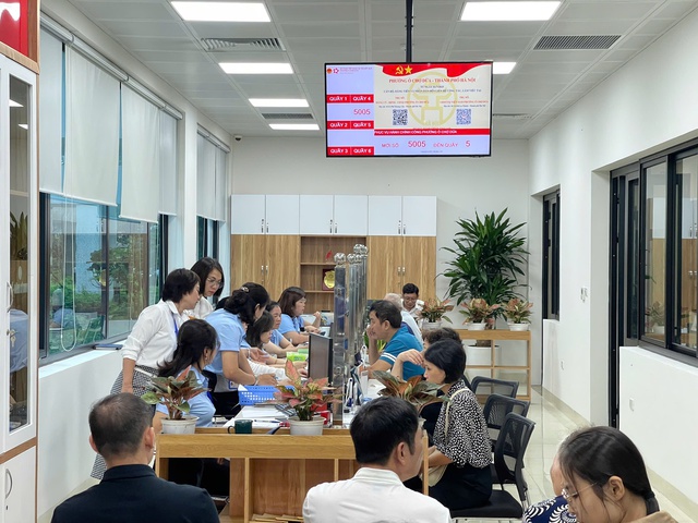 Những hình ảnh đầu tiên trên cả nước trong ngày lịch sử: Cặp đôi háo hức đăng ký kết hôn, pano chào mừng ngập tràn phố phường - Ảnh 6.