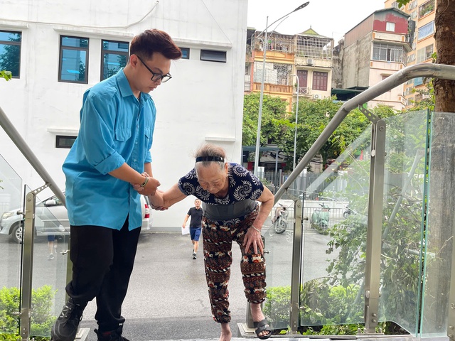 Những hình ảnh đầu tiên trên cả nước trong ngày lịch sử: Cặp đôi háo hức đăng ký kết hôn, pano chào mừng ngập tràn phố phường - Ảnh 7.