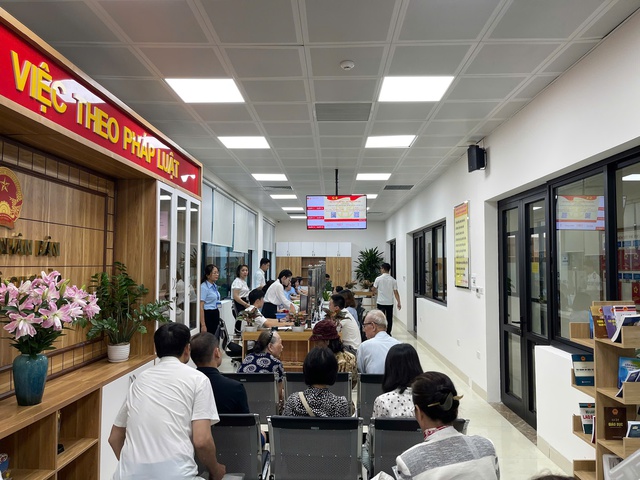Những hình ảnh đầu tiên trên cả nước trong ngày lịch sử: Cặp đôi háo hức đăng ký kết hôn, pano chào mừng ngập tràn phố phường - Ảnh 9.