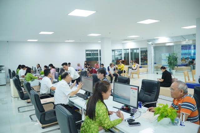 Những hình ảnh đầu tiên trên cả nước trong ngày lịch sử: Cặp đôi háo hức đăng ký kết hôn, pano chào mừng ngập tràn phố phường - Ảnh 18.