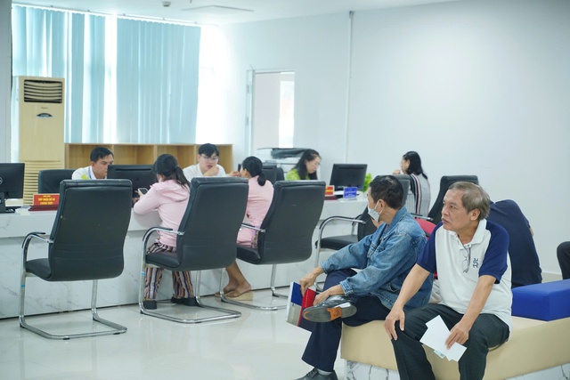 Những hình ảnh đầu tiên trên cả nước trong ngày lịch sử: Cặp đôi háo hức đăng ký kết hôn, pano chào mừng ngập tràn phố phường - Ảnh 19.