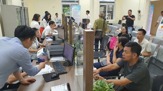 Những hình ảnh đầu tiên trên cả nước trong ngày lịch sử: Cặp đôi háo hức đăng ký kết hôn, pano chào mừng ngập tràn phố phường - Ảnh 10.