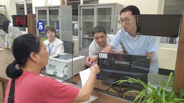 Những hình ảnh đầu tiên trên cả nước trong ngày lịch sử: Cặp đôi háo hức đăng ký kết hôn, pano chào mừng ngập tràn phố phường - Ảnh 11.