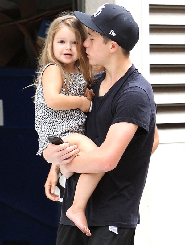Ảnh: Harper Beckham từng là em gái út hạnh phúc nhất trong vòng tay anh cả, chị dâu, nay chỉ còn tiếc nuối...- Ảnh 1. Ảnh: Harper Beckham từng là em gái út hạnh phúc nhất trong vòng tay anh cả, chị dâu, nay chỉ còn tiếc nuối...- Ảnh 1.