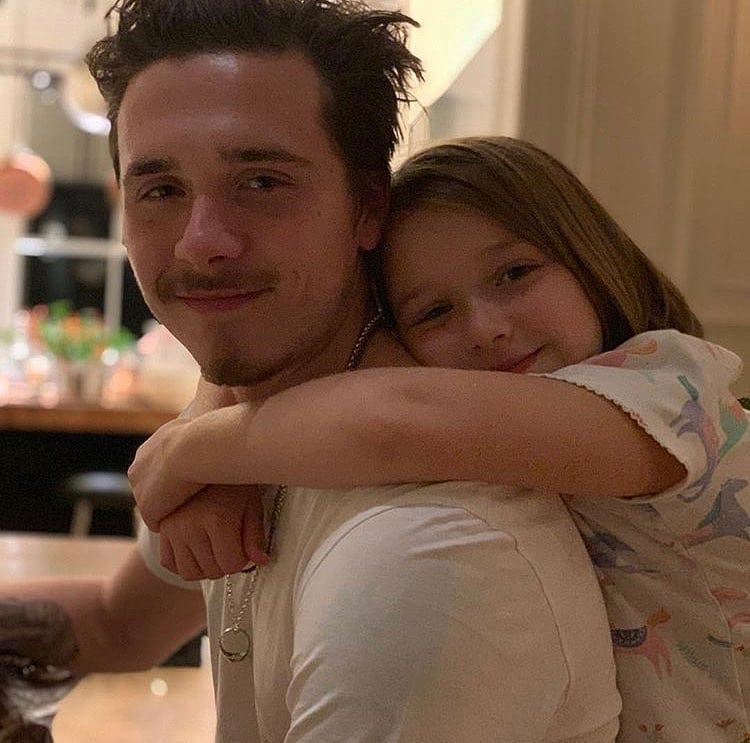 Ảnh: Harper Beckham từng là em gái út hạnh phúc nhất trong vòng tay anh cả, chị dâu, nay chỉ còn tiếc nuối...- Ảnh 10. Ảnh: Harper Beckham từng là em gái út hạnh phúc nhất trong vòng tay anh cả, chị dâu, nay chỉ còn tiếc nuối...- Ảnh 10.