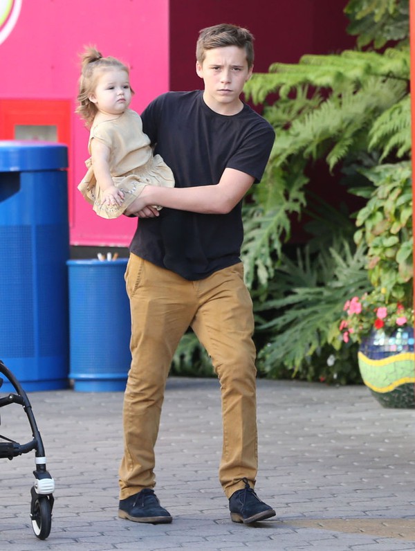 Ảnh: Harper Beckham từng là em gái út hạnh phúc nhất trong vòng tay anh cả, chị dâu, nay chỉ còn tiếc nuối...- Ảnh 4. Ảnh: Harper Beckham từng là em gái út hạnh phúc nhất trong vòng tay anh cả, chị dâu, nay chỉ còn tiếc nuối...- Ảnh 4.