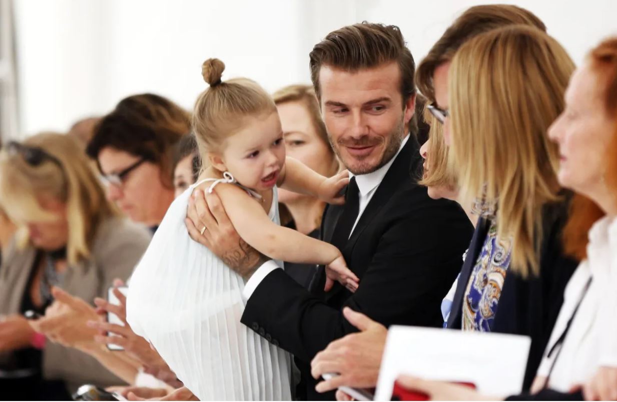 Ngắm tiểu thư Harper Beckham ngày nhỏ đáng yêu như thiên thần giờ hóa thiếu nữ phổng phao khiến ai cũng trầm trồ- Ảnh 4. Ngắm tiểu thư Harper Beckham ngày nhỏ đáng yêu như thiên thần giờ hóa thiếu nữ phổng phao khiến ai cũng trầm trồ- Ảnh 4.