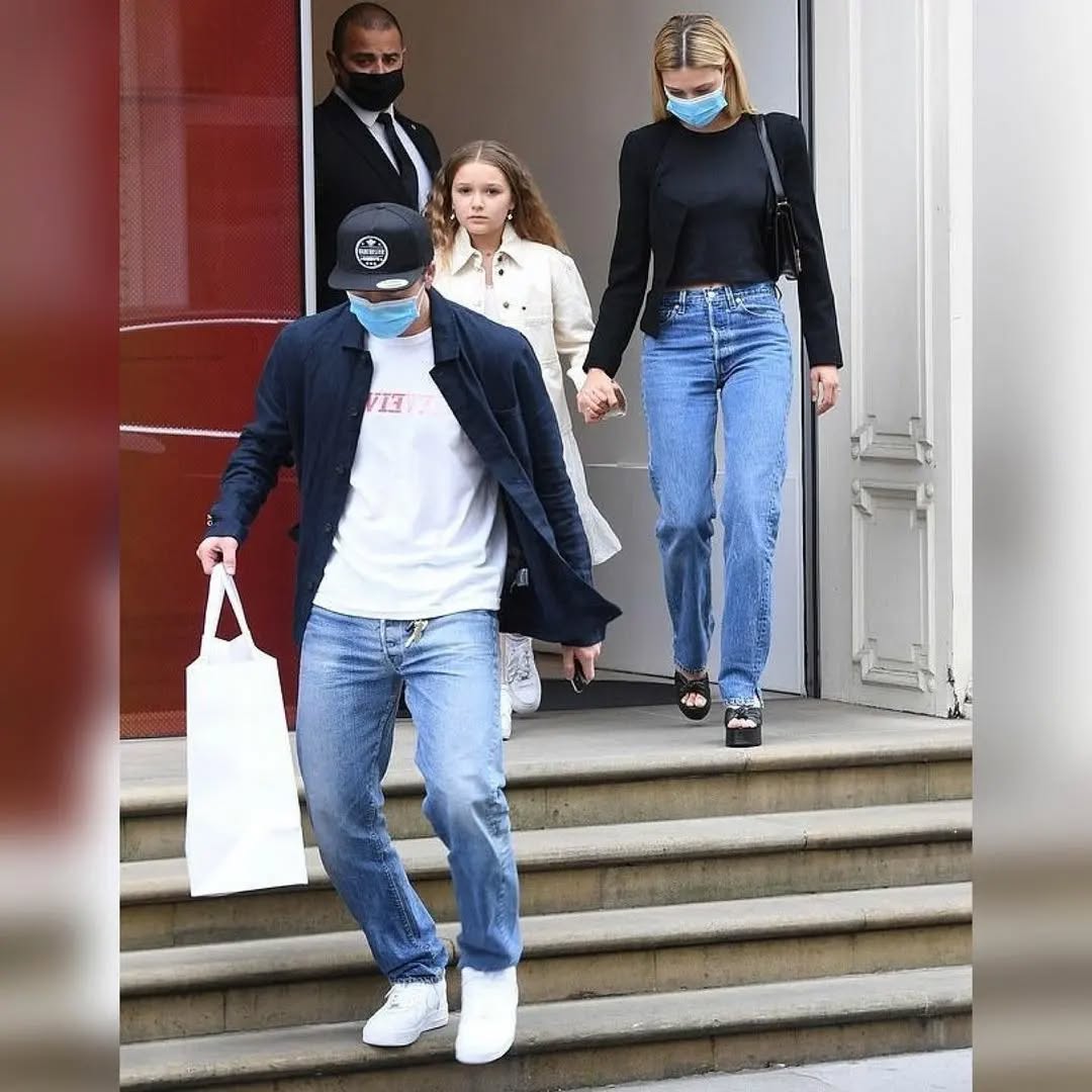 Ảnh: Harper Beckham từng là em gái út hạnh phúc nhất trong vòng tay anh cả, chị dâu, nay chỉ còn tiếc nuối...- Ảnh 32. Ảnh: Harper Beckham từng là em gái út hạnh phúc nhất trong vòng tay anh cả, chị dâu, nay chỉ còn tiếc nuối...- Ảnh 32.
