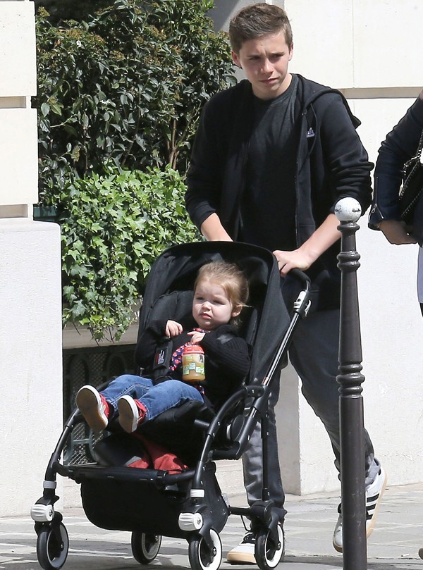 Ảnh: Harper Beckham từng là em gái út hạnh phúc nhất trong vòng tay anh cả, chị dâu, nay chỉ còn tiếc nuối...- Ảnh 3. Ảnh: Harper Beckham từng là em gái út hạnh phúc nhất trong vòng tay anh cả, chị dâu, nay chỉ còn tiếc nuối...- Ảnh 3.